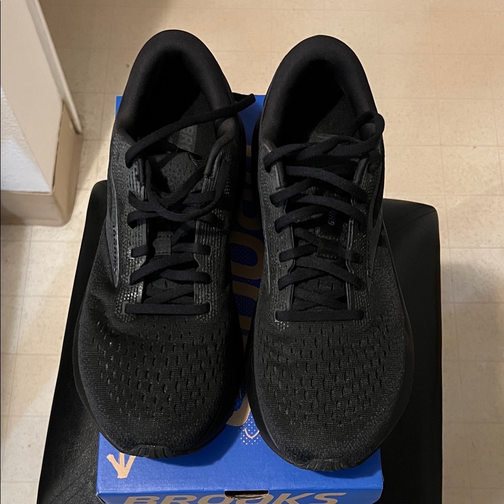 Brooks Black Ghost 16 Sneakers